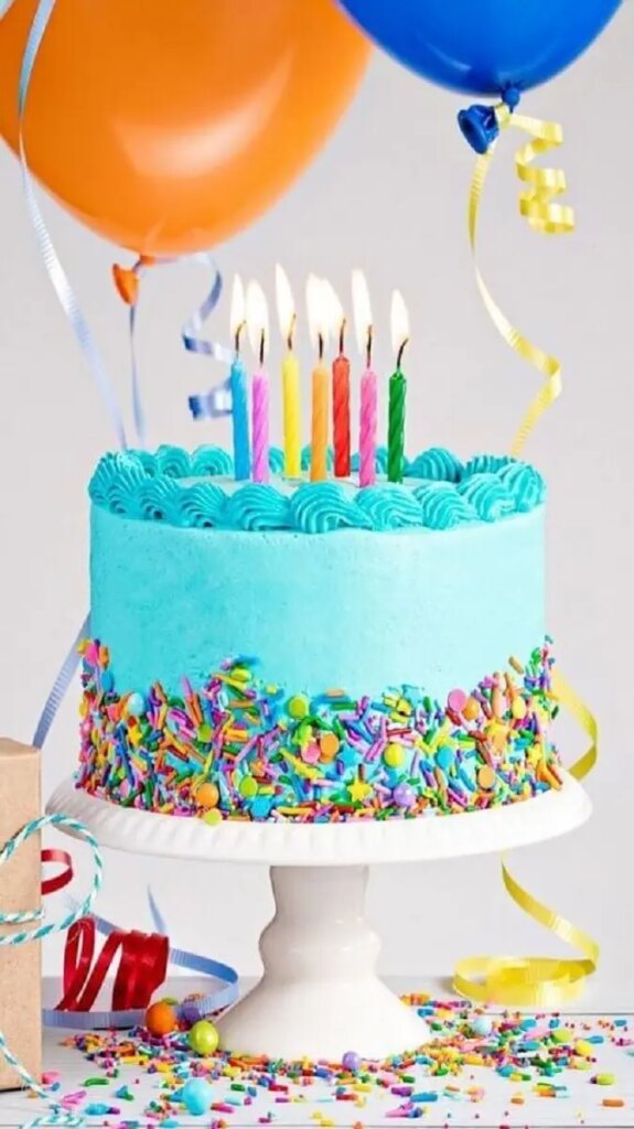 bolos decorados simples com pequenos balões coloridos no topo Foto SistaCafe