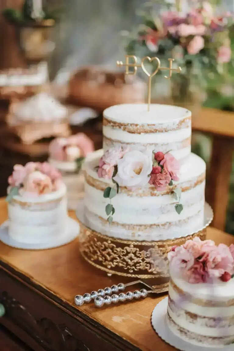 Inove na decoração e aposte no bolo de casamento com suculentas. Fonte: Life With Lipstick On