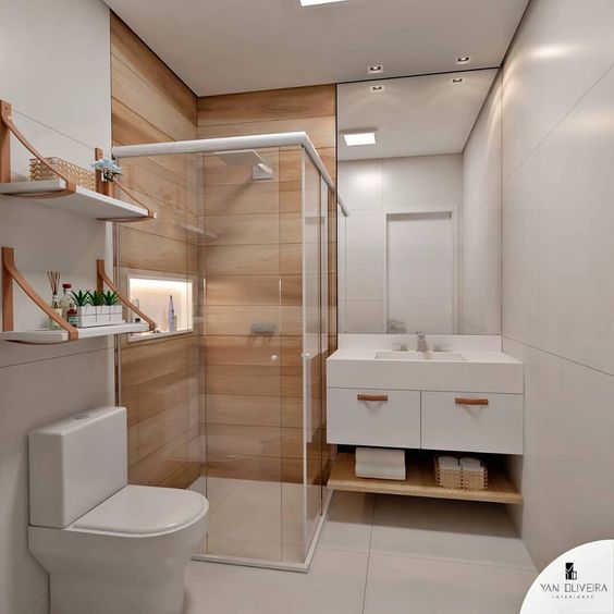 Les étagères avec des supports inversés rendent la salle de bain plus moderne.