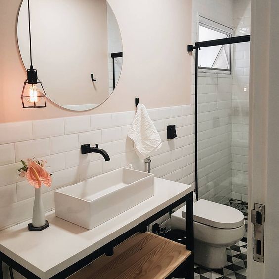 La vasque d'appui garantit un look moderne dans la salle de bain.