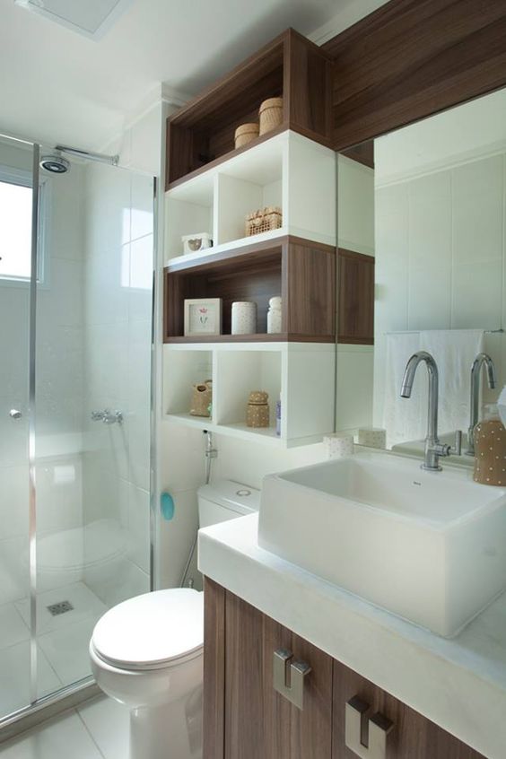 Le chevauchement des niches attire l'attention dans les petites salles de bains.