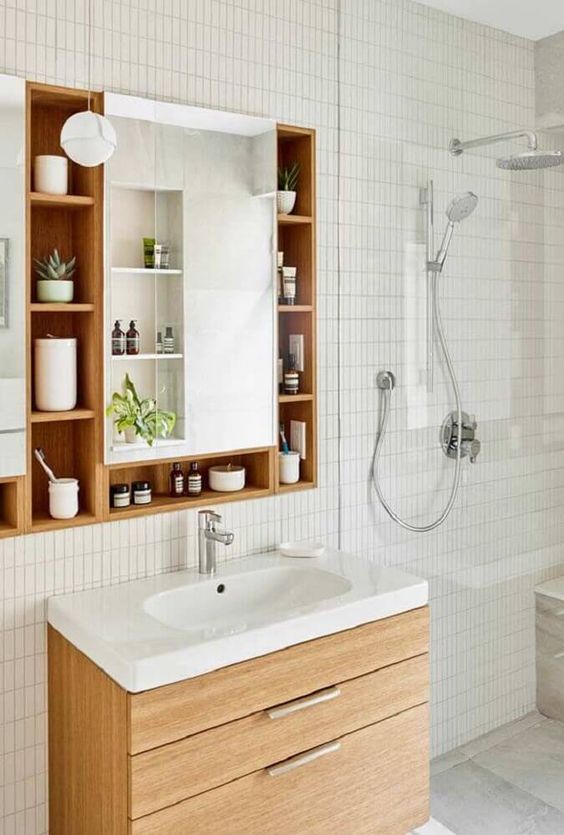 Une salle de bain moderne avec une alcôve ajoute du rangement dans un petit espace.