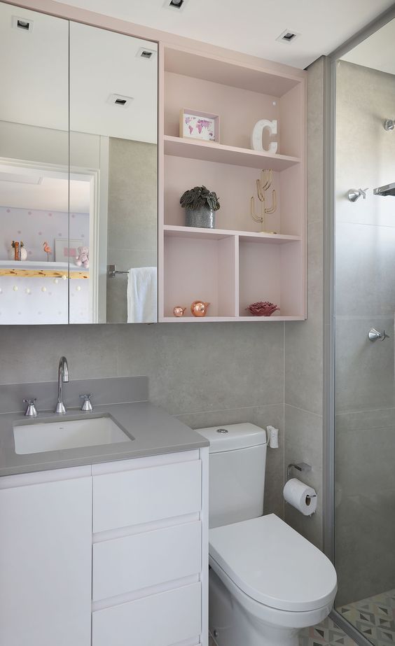 Une alcôve rose rend la salle de bain plus moderne.