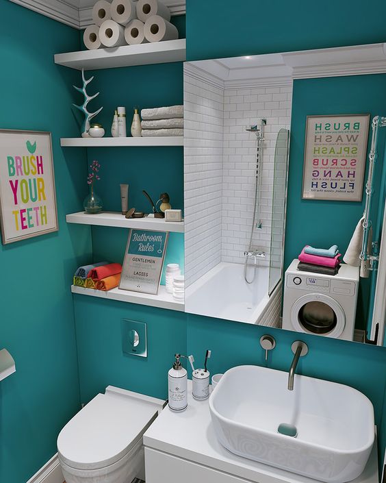 Un mélange de couleurs et d'éléments différents dans une salle de bain moderne.