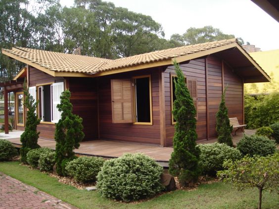 Une maison en bois au look rustique.