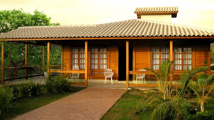 Varandinha est le hall d'entrée de cette maison en bois.