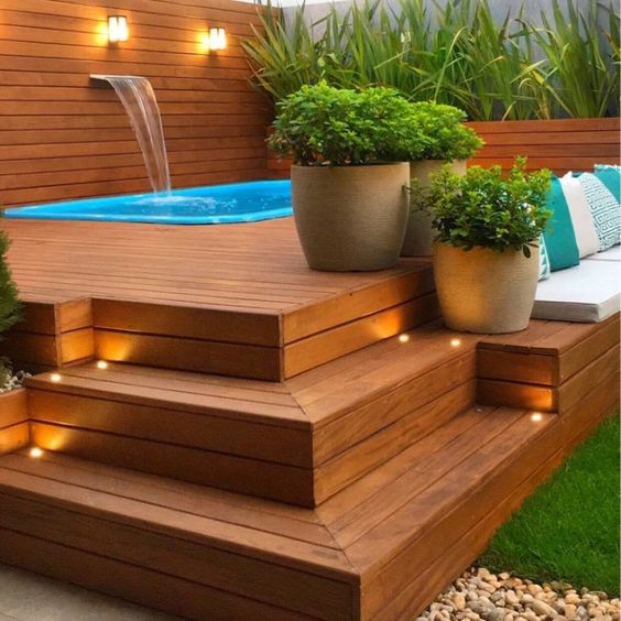 Espace détente avec piscine sur deck en bois