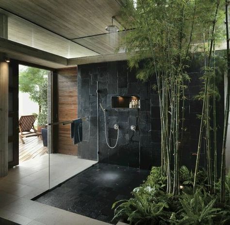 Salle de bain avec jardin intérieur et balcon.