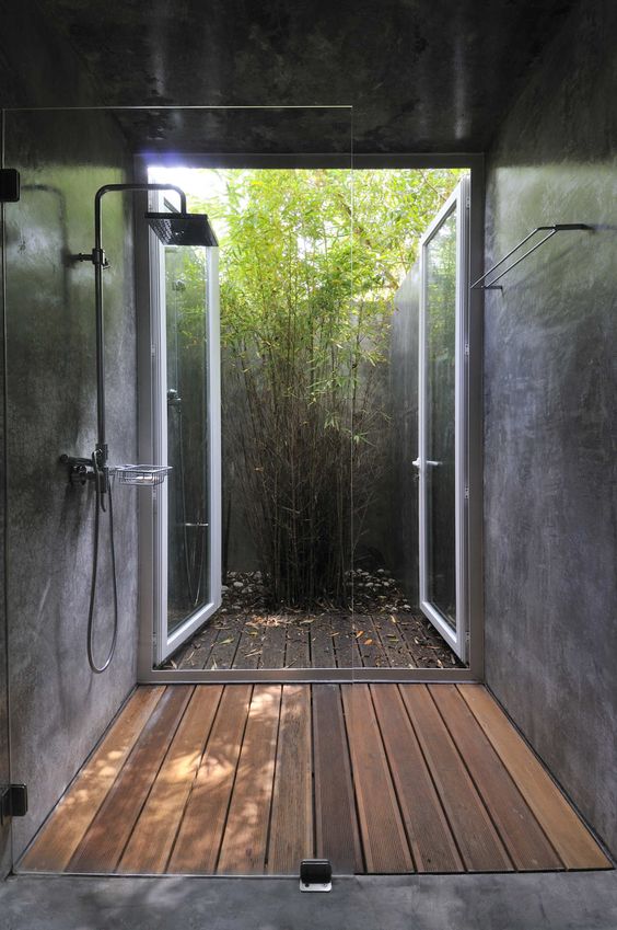 Jardin d'hiver avec terrasse en bois.