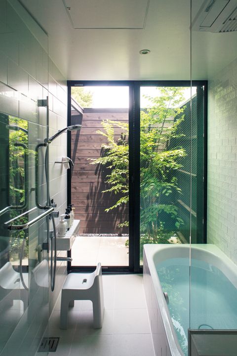La salle de bain avec portes vitrées mène au jardin privé.
