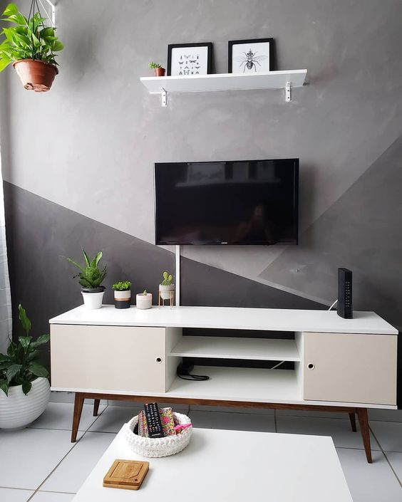 Couleur du salon : utilisez une palette de gris derrière le téléviseur.
