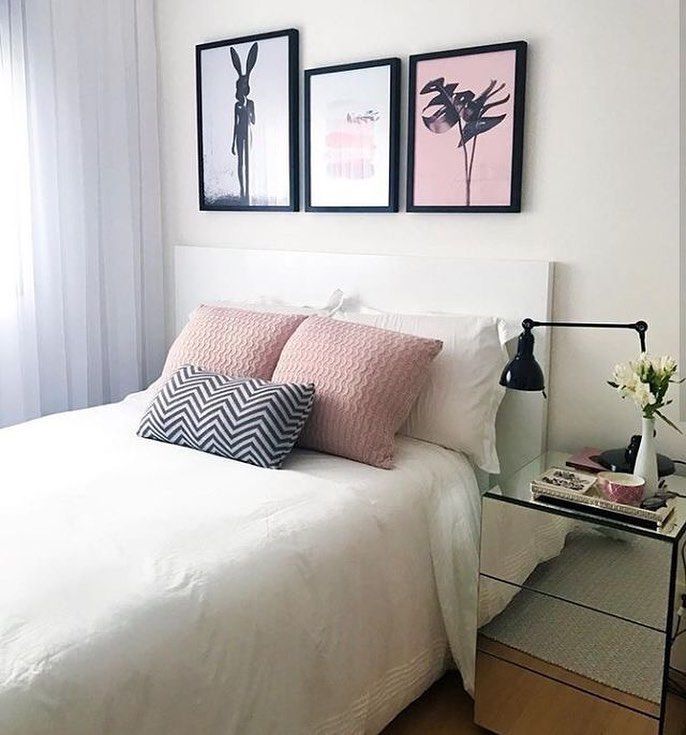 Chambre simple au décor rose et blanc.