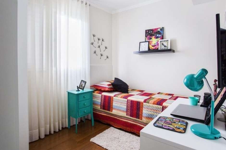 Chambre individuelle à la décoration simple et colorée,