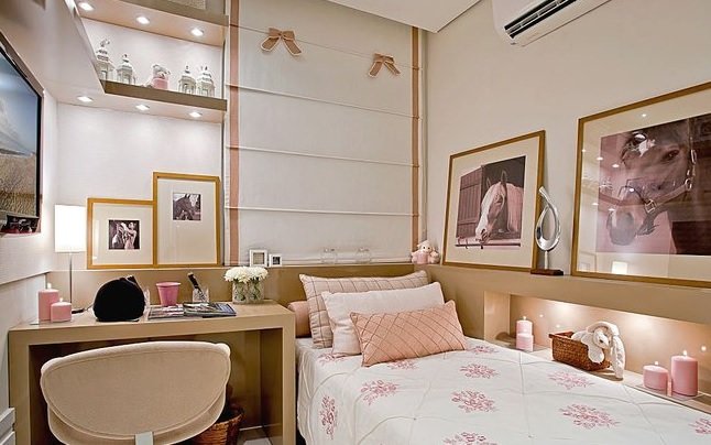 Le décor d'un petit appartement avec une alcôve éclairée et des tableaux dans la chambre.