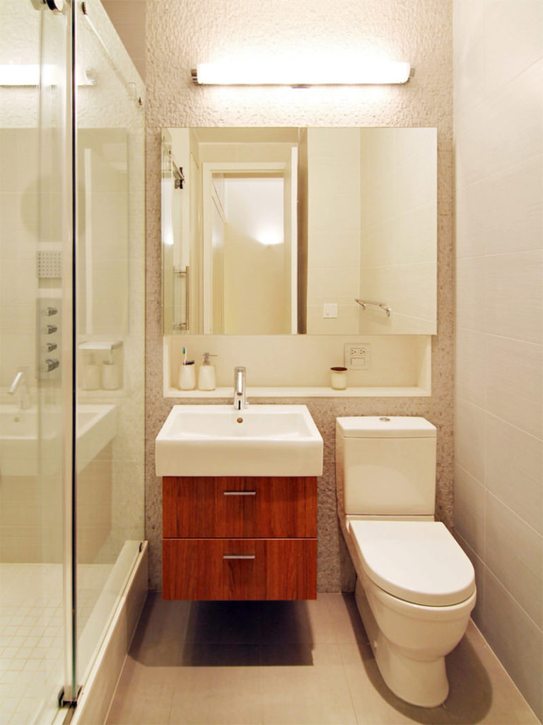 Murs de salle de bain enduits texturés, alcôves encastrées blanches et miroirs.