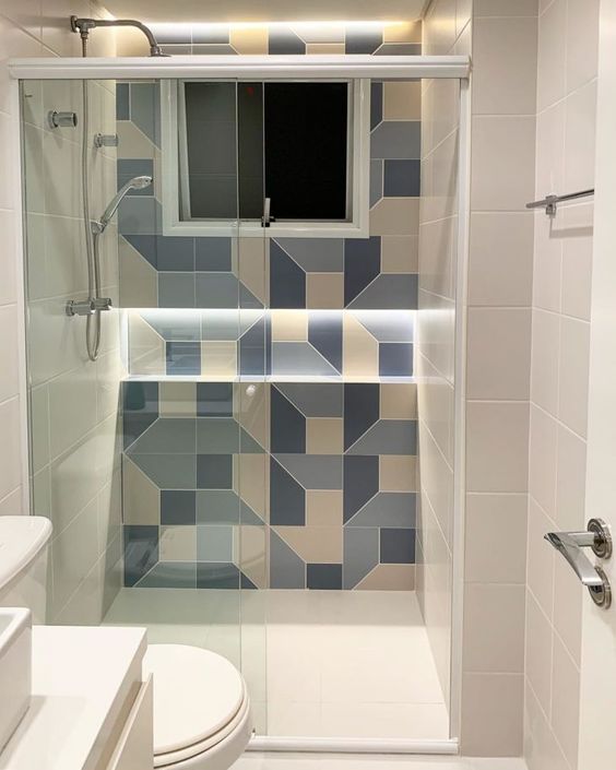 La petite salle de bain est décorée de murs colorés et d'alcôves illuminées. 