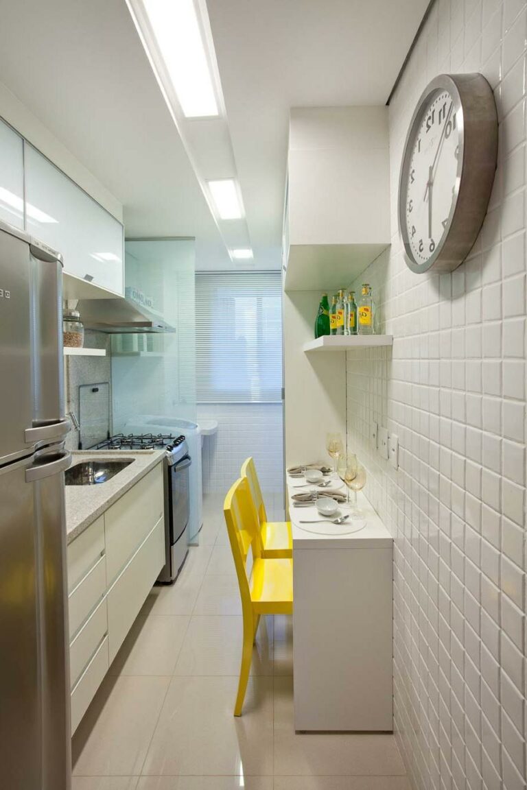 Decore a cozinha com os elementos decorativos visíveis.