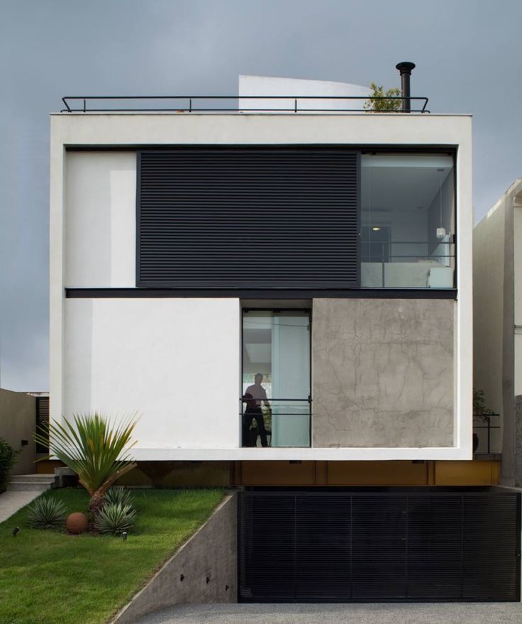 Casa cubo apporte le béton blanc, noir et apparent comme projet principal.