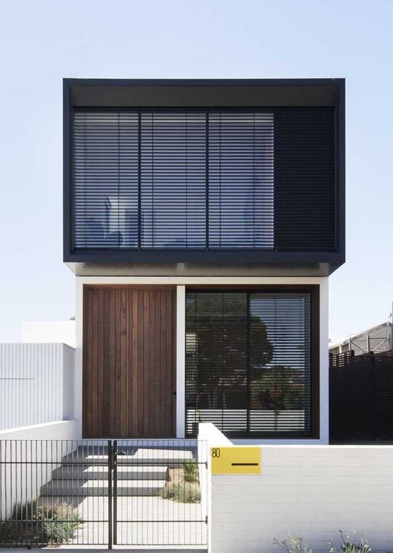 Maison cube avec cadre noir et lignes droites.