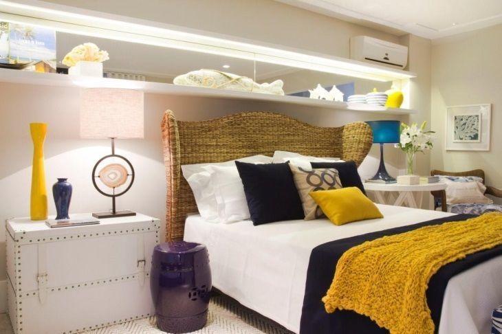 La chambre double est conçue avec un décor blanc, bleu et jaune.