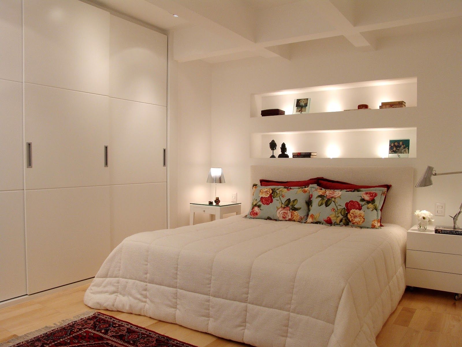 Chambre double blanche avec des détails colorés.