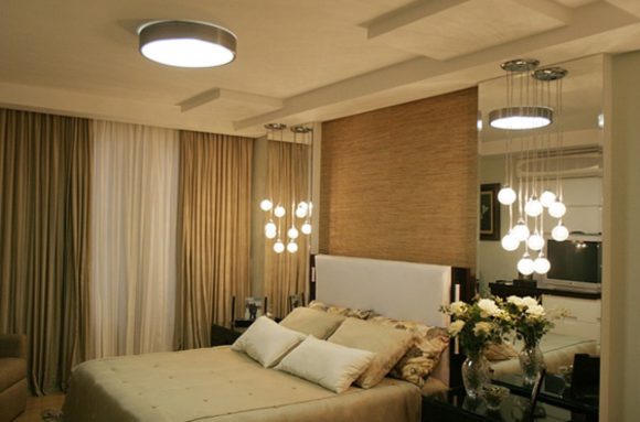 Plan de chambre double avec pendentifs suspendus et lustre central.