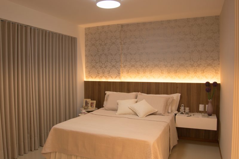 Plan de chambre double avec décor neutre et ruban LED.
