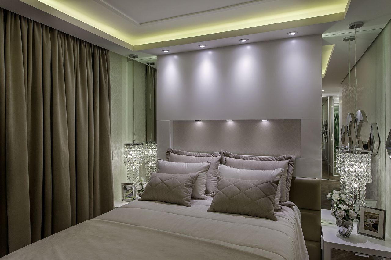 Chambre double prévue avec tête de lit éclairée et pendentifs suspendus.