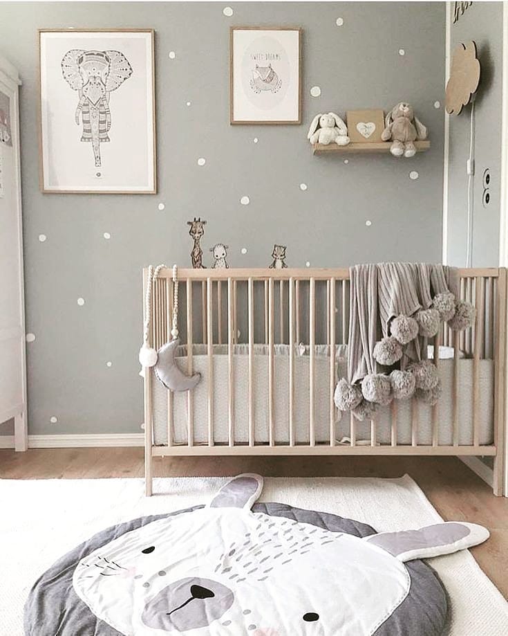 Chambre bébé grise à pois blancs scandinave