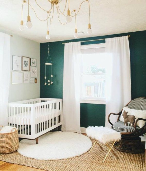 Chambre bébé vert foncé et blanc.