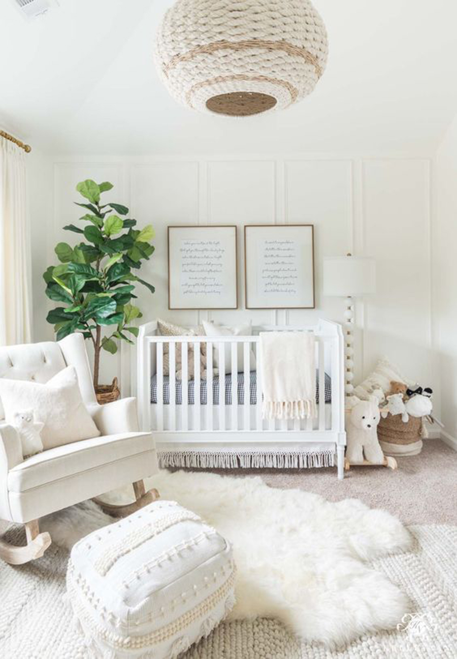 Chambre de bébé blanche avec des plantes