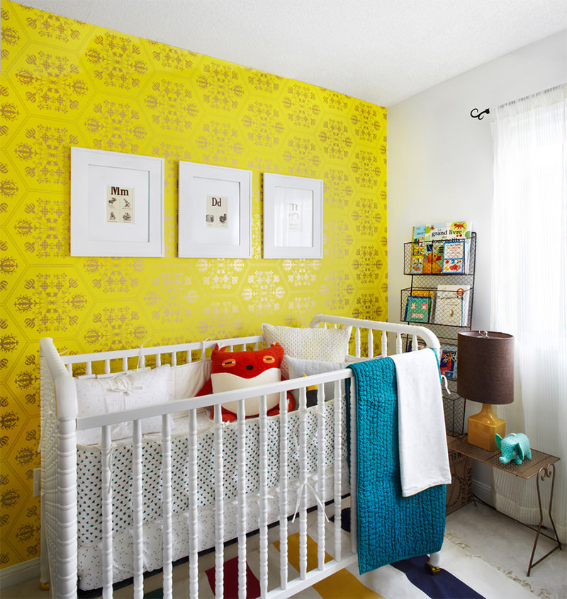 Chambre bébé avec papier peint jaune 