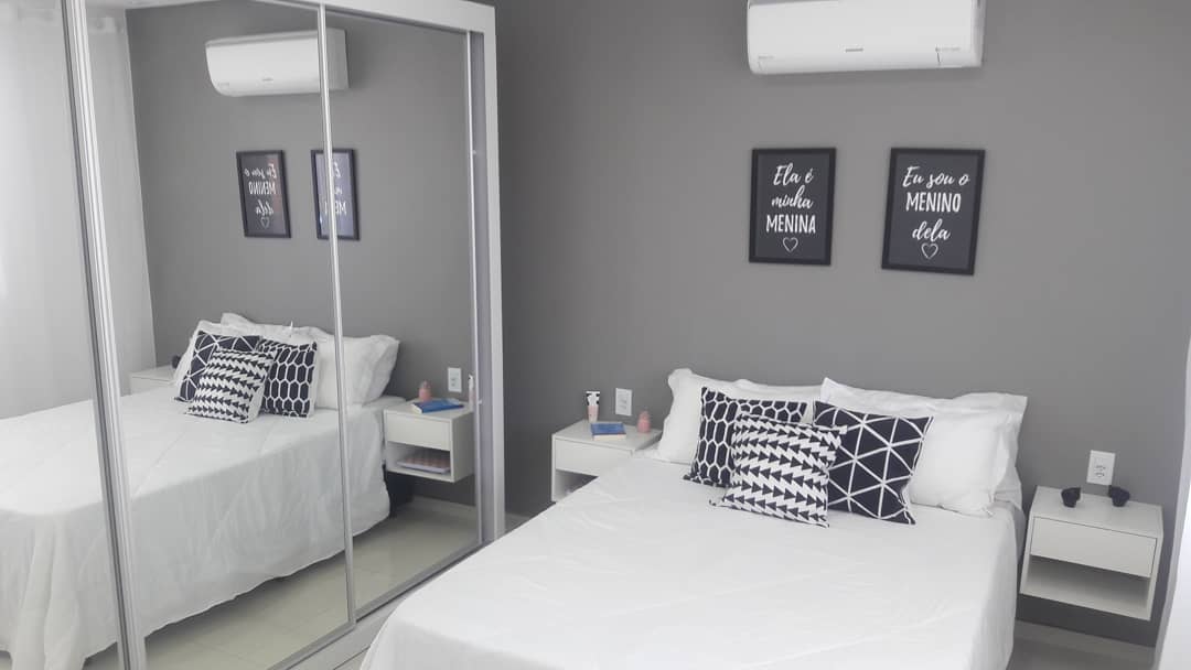 Petite chambre double grise et blanche avec miroir