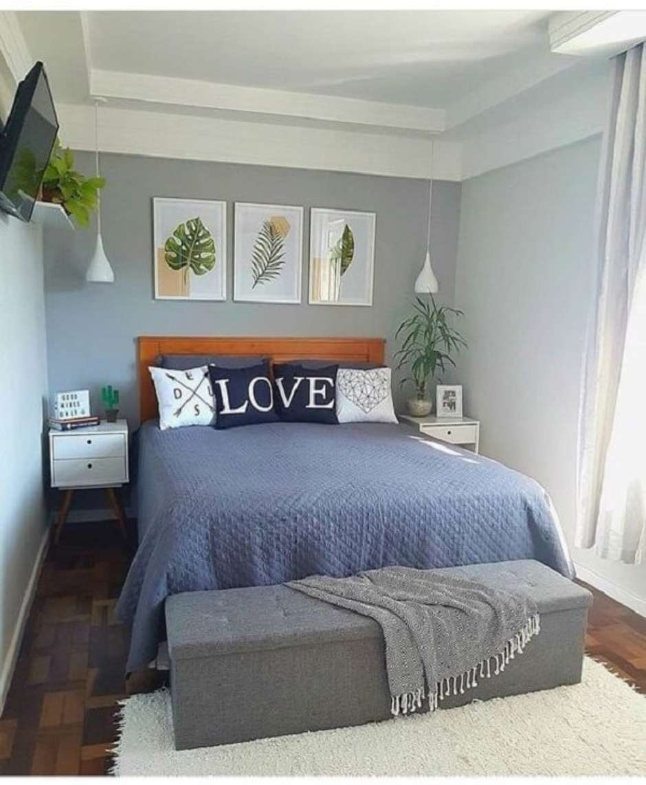 chambre bleu-gris avec moulures blanches