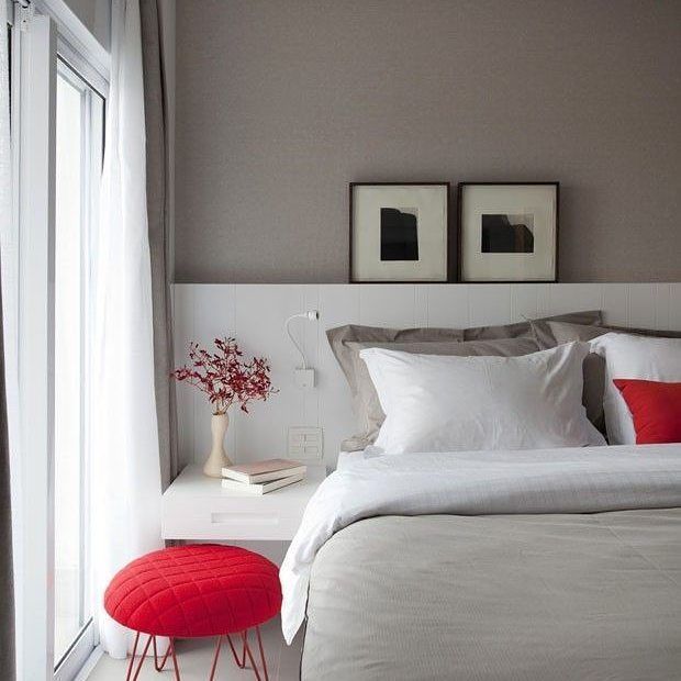 Petite chambre double avec papier peint gris lin rouge