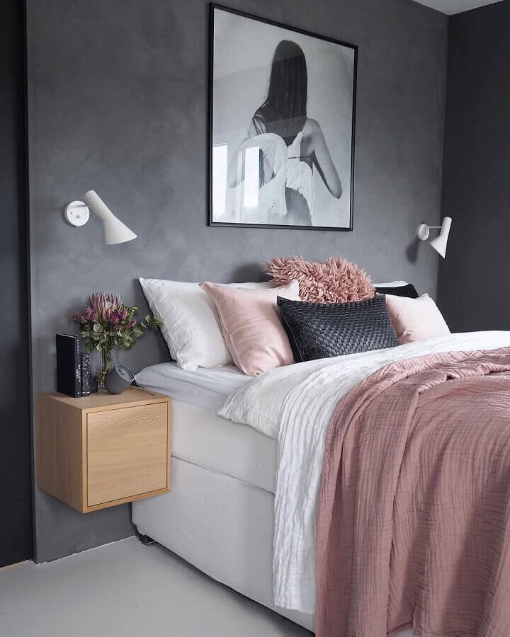 Petite chambre double moderne avec murs gris et appliques.