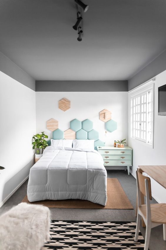 Petite chambre double avec tête de lit géométrique au plafond gris