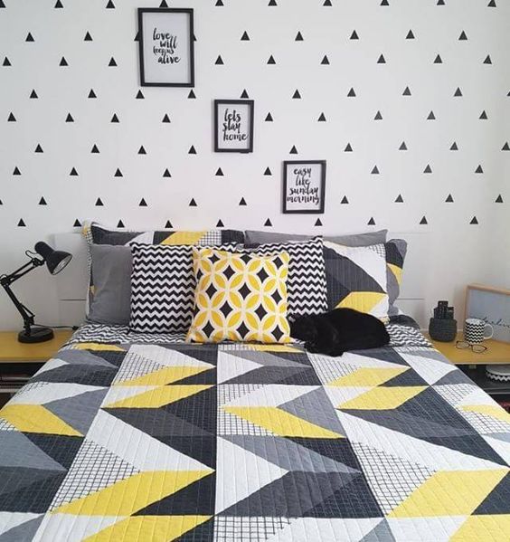 Petite chambre double avec mur de dégringolade gris et jaune
