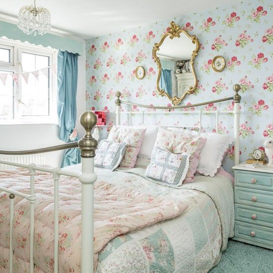 Chambre double vintage avec papier peint fleuri et miroir vénitien