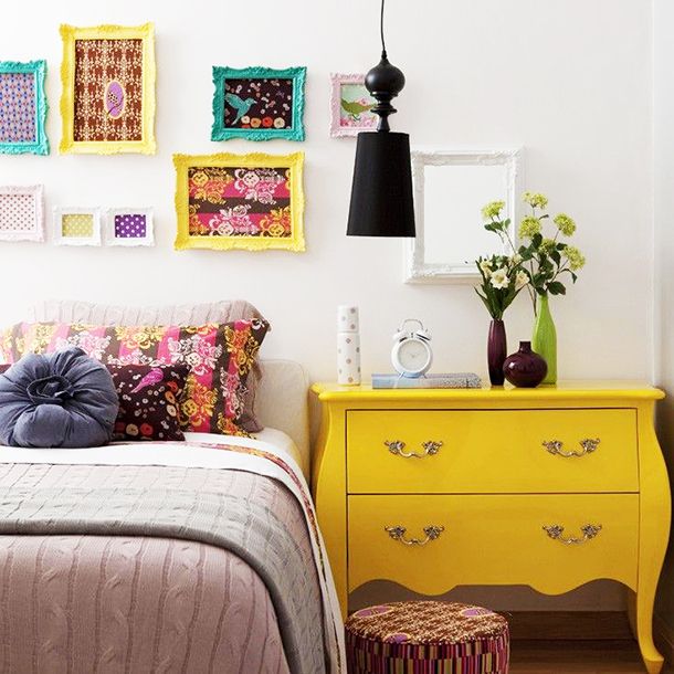 Chambre blanche avec des détails colorés et des meubles jaunes vintage