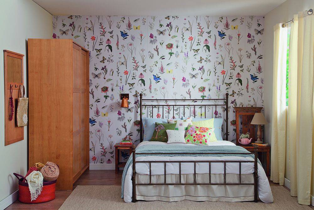 Petite chambre avec papier peint coloré 