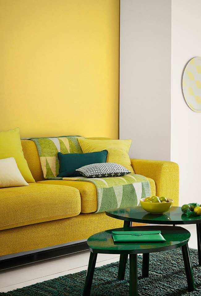 Chambre aux murs jaunes et canapé