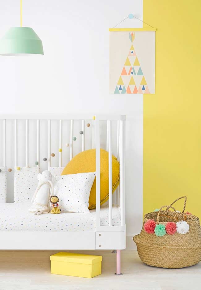 chambre bébé jaune clair