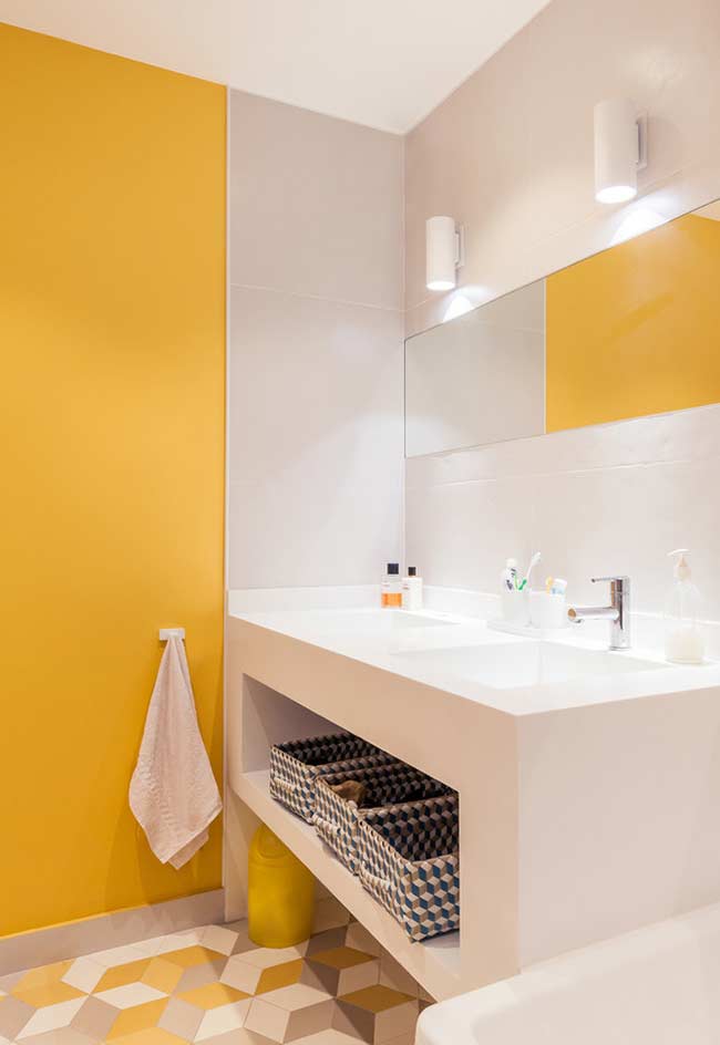 salle de bain jaune et grise