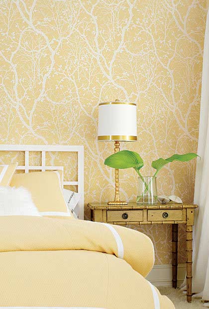 La chambre double est décorée en jaune clair et or