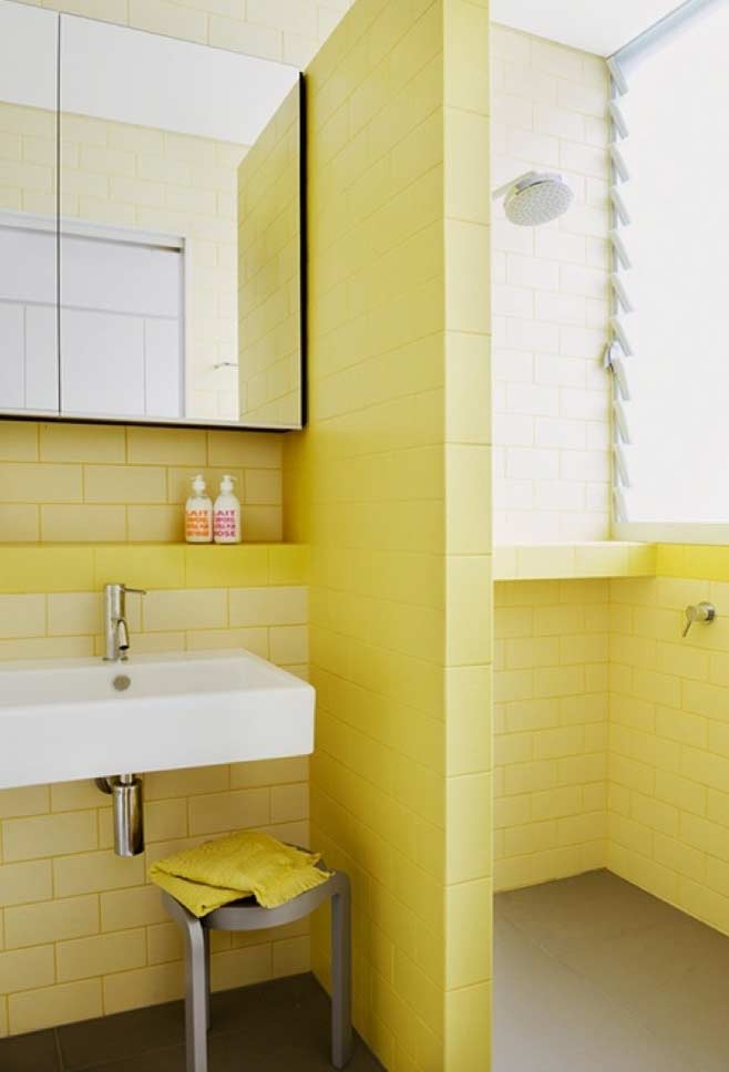 Sols de salle de bain dans des tons jaune pâle