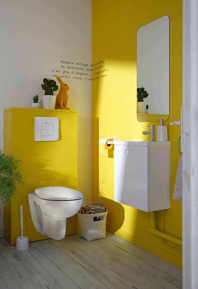 jaune sur les murs recevant un éclairage direct