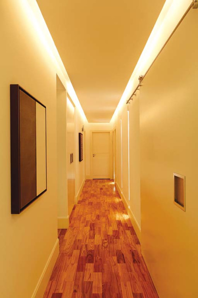 Couloir avec éclairage latéral.