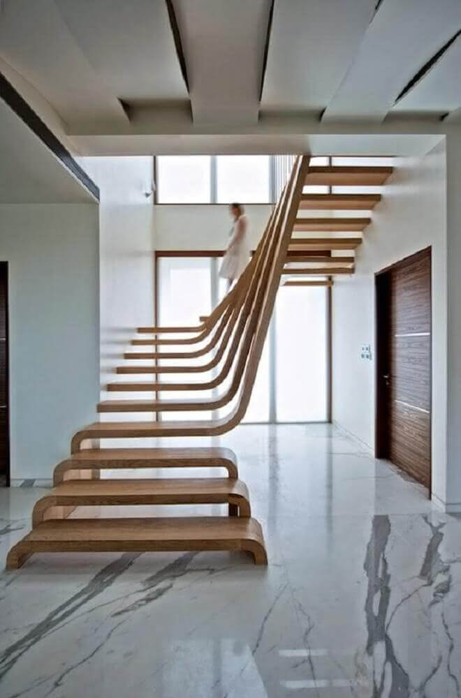 Un escalier en bois plus moderne.