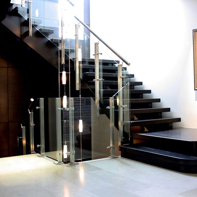 Escalier en bois peint en noir avec mains courantes en verre et fer